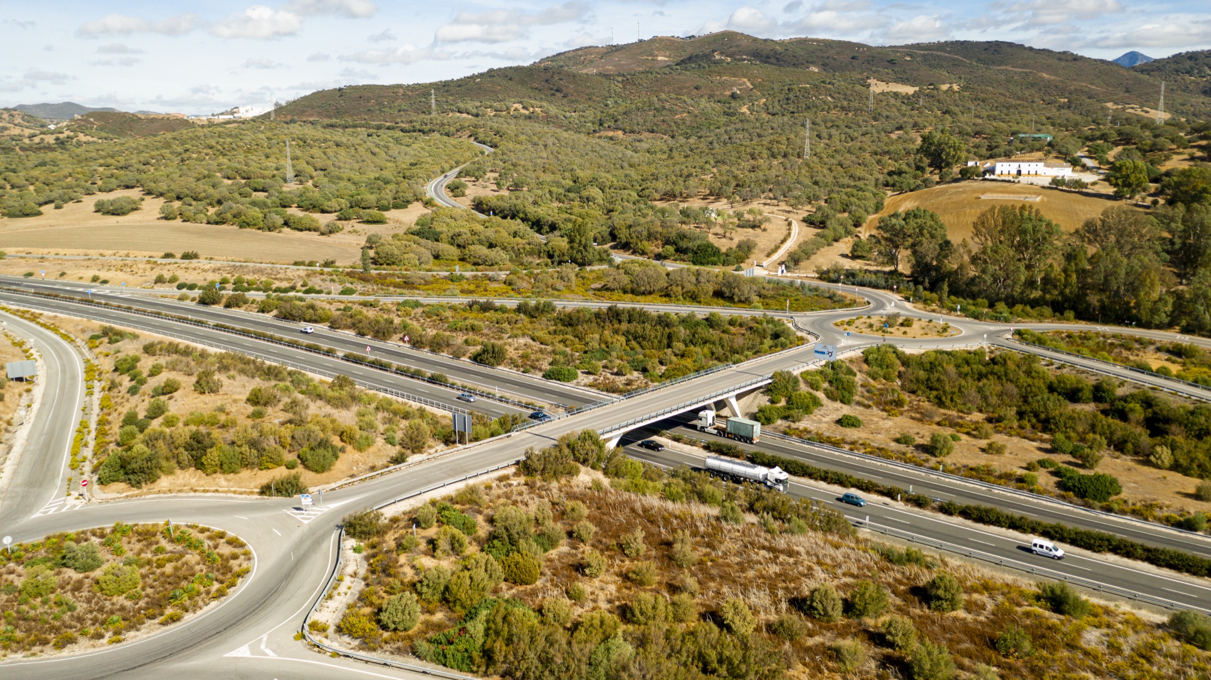 Vista aérea de un intercambio vial con camiones en circulación